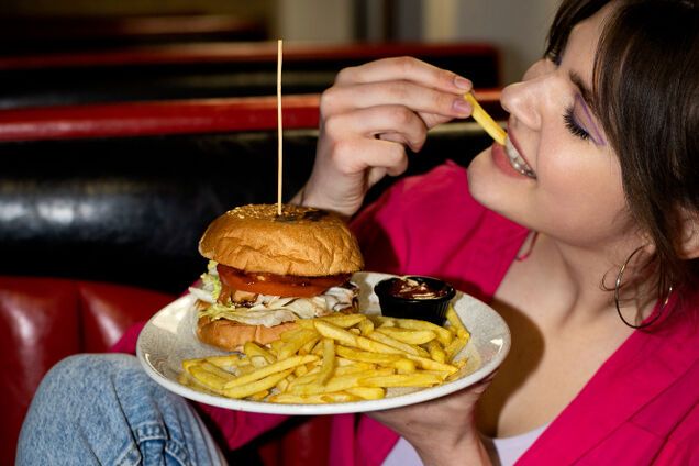 Худшие калорийные продукты в ресторанах: можно ли их заменить здоровой пищей