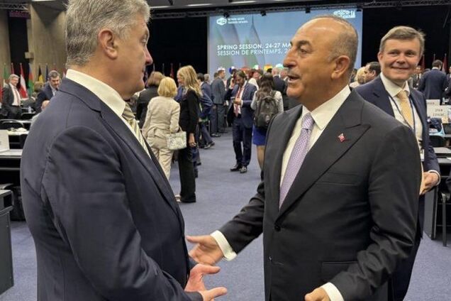 Порошенко та Чавушоглу обговорили посилення безпеки Чорноморського регіону та звільнення українців з полону РФ