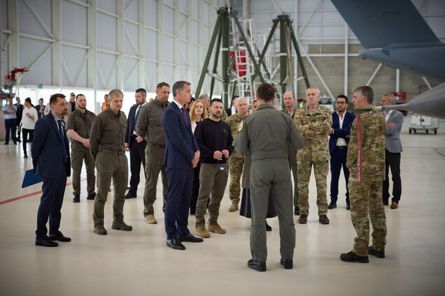 Зеленский посетил авиабазу в Бельгии, где учатся пилоты на истребителях F-16. Видео