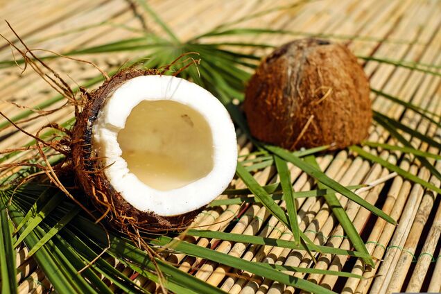 Кокосова олія та кокосове молоко: що більш ефективне у догляді за волоссям
