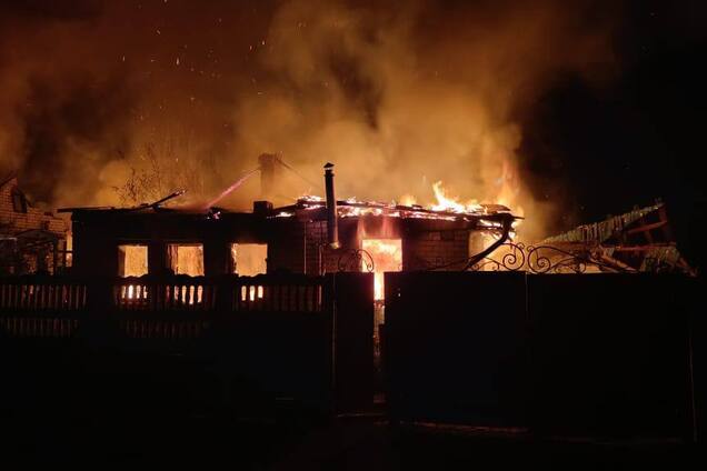 Оккупанты ударили по Боровой на Харьковщине, горели дома: есть пострадавший. Фото