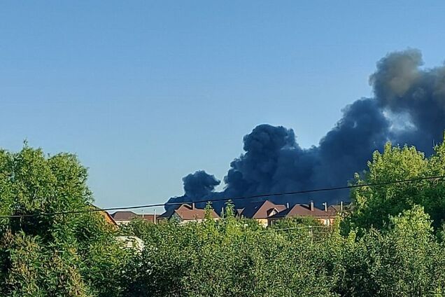 В Белгородской области на трассе загорелась военная техника армии РФ: говорят об атаке БПЛА. Видео