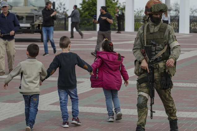 'Були в нетверезому стані і чіплялися до учнів': окупанти на захоплених територіях проводять 'уроки політінформації' у школах – ЦНС