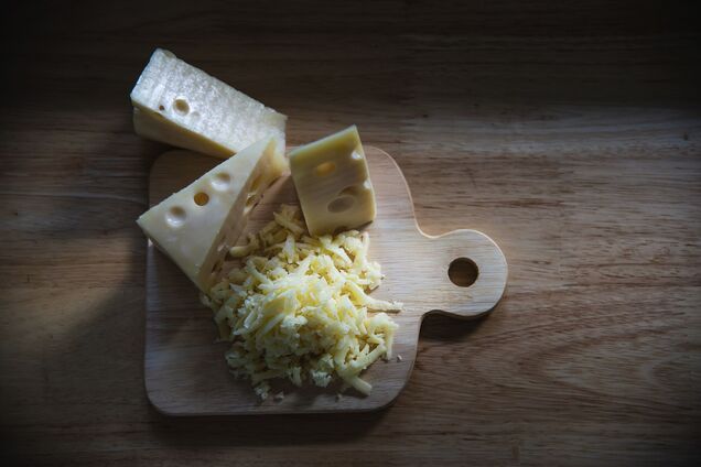 Як правильно користуватись теркою для сиру: лайфхак 