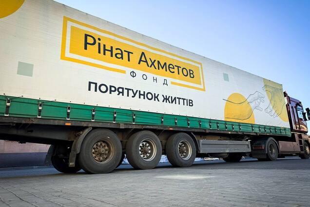 У Дніпро передали 1,5 тисячі проднаборів від Фонду Ріната Ахметова для переселенців із Бахмута та Мар’їнки