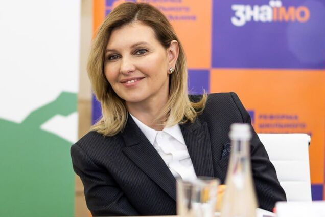 Костюм в тоненькую полоску и серьги-бабочки. Зеленская пообедала с лицеистами в Киевской области