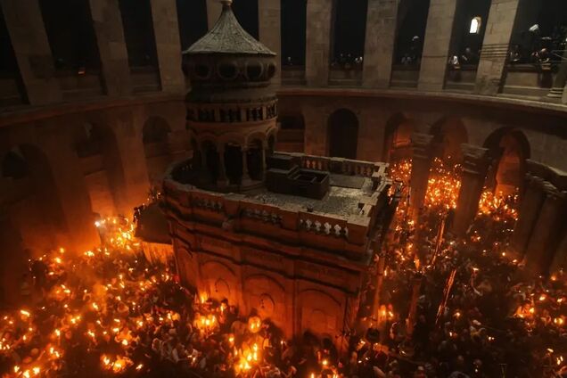 Де та коли дивитися церемонію сходження Благодатного вогню у 2024 році і що він означає