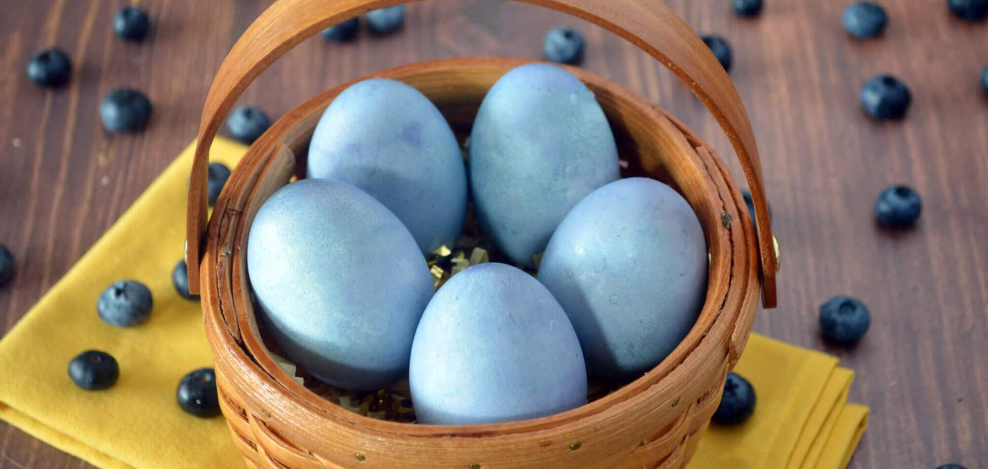 Без химии: как покрасить яйца на Пасху синей капустой