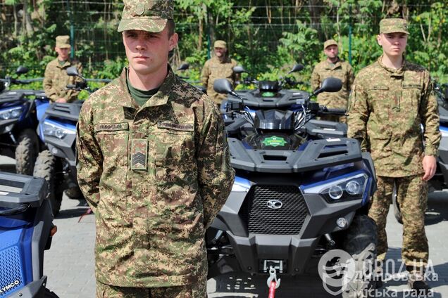 'Это будет вдохновлять ребят': Силы обороны получили от Днепра новую партию FPV-дронов и квадроциклов