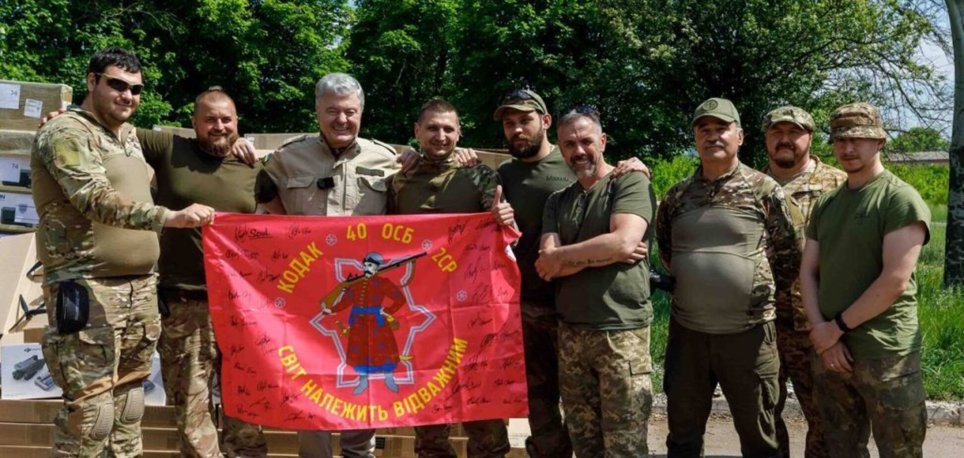 Стараемся работать как скорая помощь: Порошенко привез FPV-дроны и другую технику десантникам и пехоте на Донецком направлении