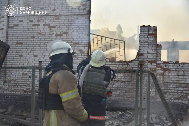 Росіяни вдарили по навчальному закладу в Ізюмському районі: сталася пожежа. Фото