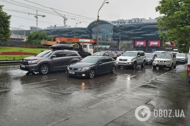 У Києві затори ускладнили рух на дорогах