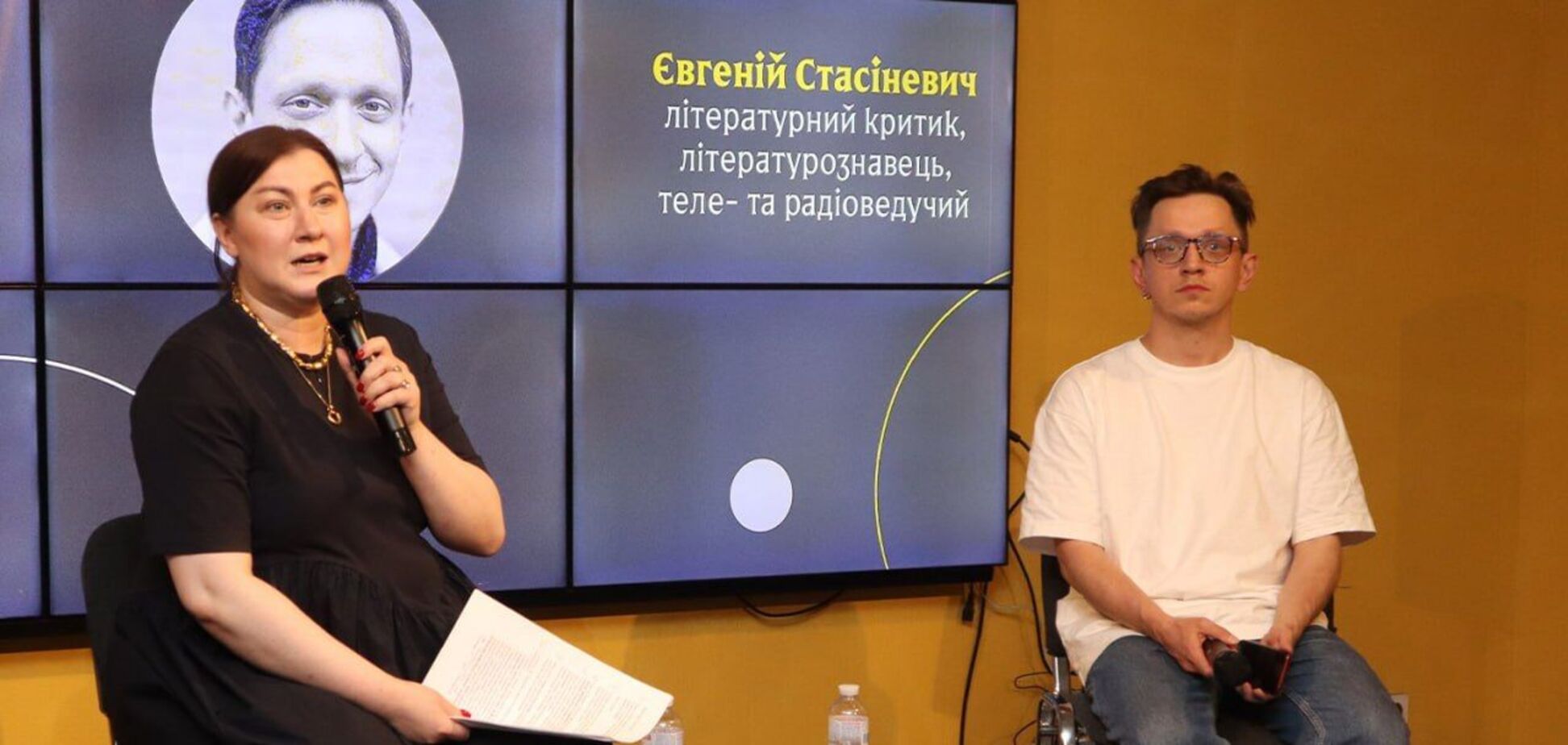 Літературний критик Євгеній Стасіневич дасть публічне інтерв'ю у рамках виставки 'Голоси' музею 'Голоси мирних' Фонду Ріната Ахметова