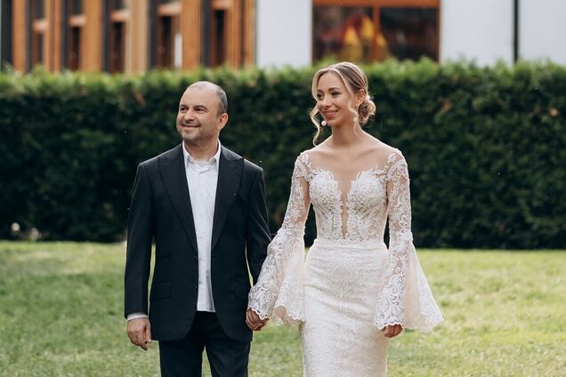 Віктор Павлік і на 30 років молодша від нього Катерина Репяхова зіграли весілля: дружина зробила сюрприз. Фото і відео