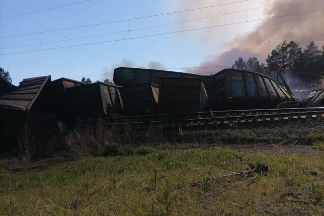 В России сошли с рельсов десятки вагонов с углем, движение останавливали. Фото и видео