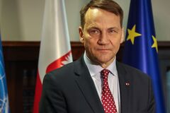 'Все равно, что говорить со стеной': Сикорский пожаловался на политику Венгрии касательно России и Украины