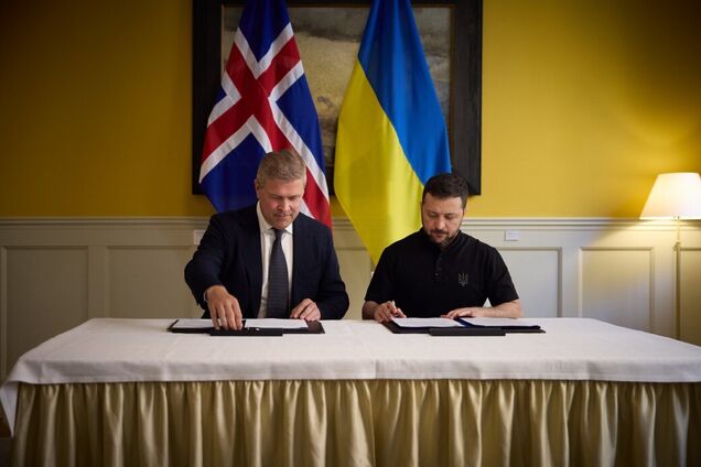 Бьярни Бенедиктссон и Владимир Зеленский во время подписания соглашения