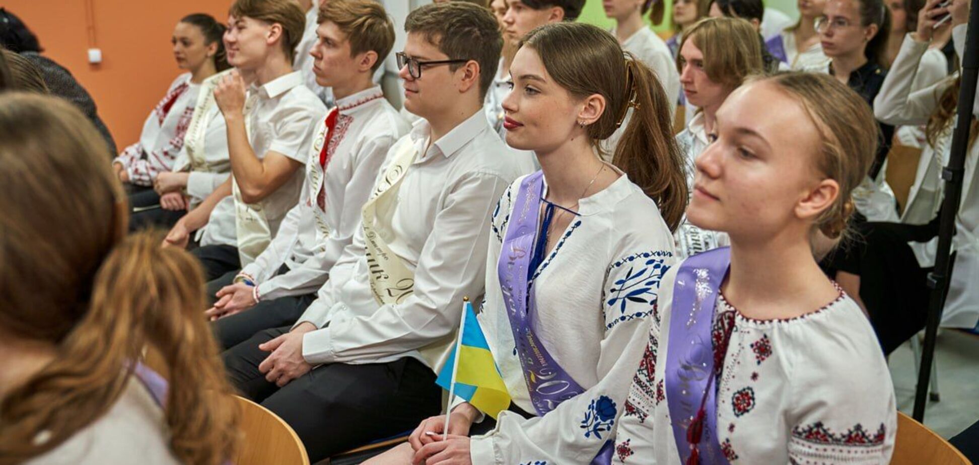 Мэр Харькова посетил метрошколу и лично поздравил выпускников 2024 года. Фото