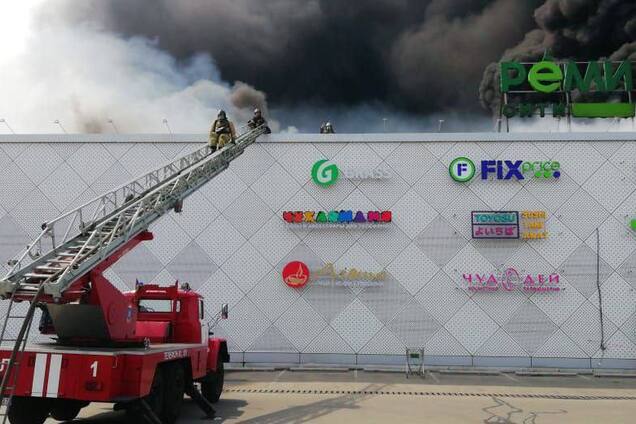 В российском Хабаровске загорелся ТЦ с сотнями людей: над городом вздымается черный дым. Видео