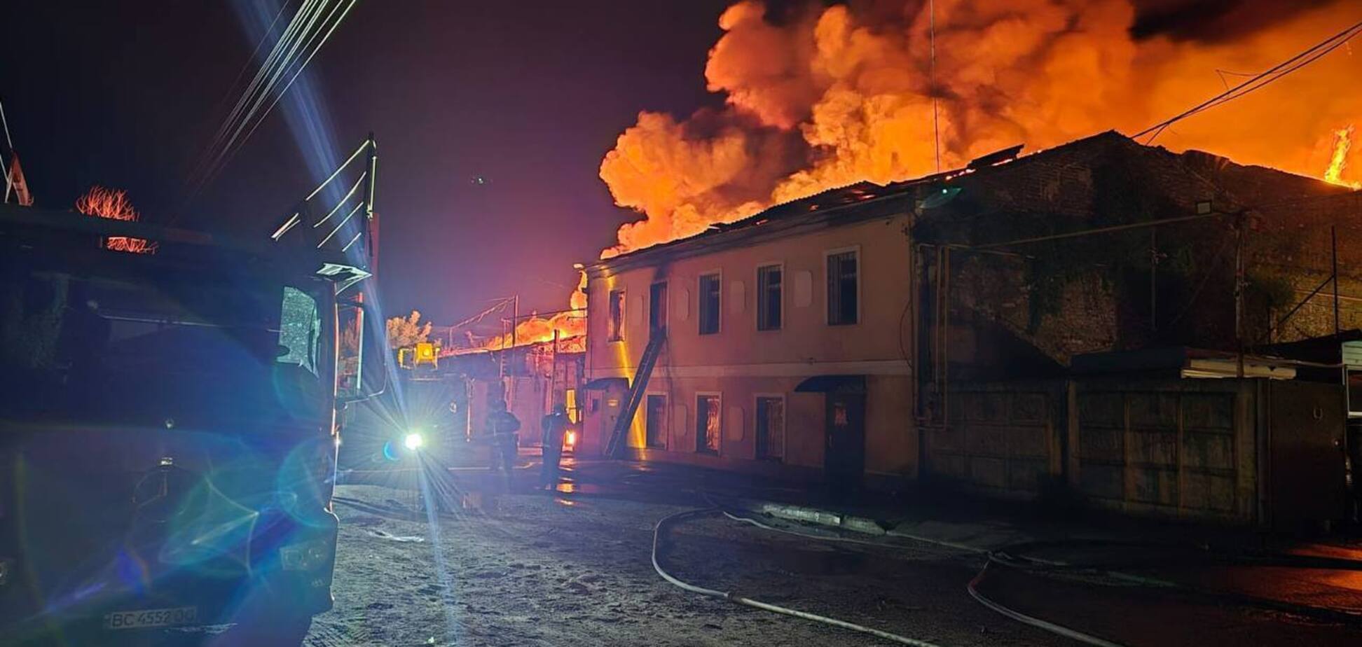 Появилось видео первых минут после ночного попадания в Харькове