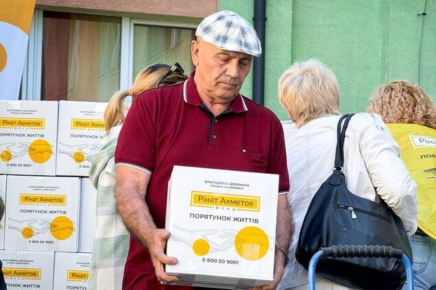 Жители Новогродовки получили продуктовые наборы от Фонда Рината Ахметова