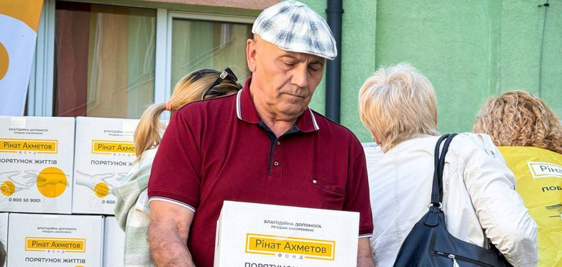 Жители Новогродовки получили продуктовые наборы от Фонда Рината Ахметова