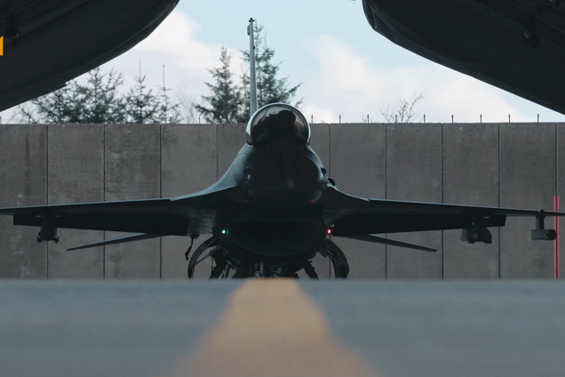 Воздушные силы ВСУ показали долгожданный истребитель F-16 с украинской символикой: видео