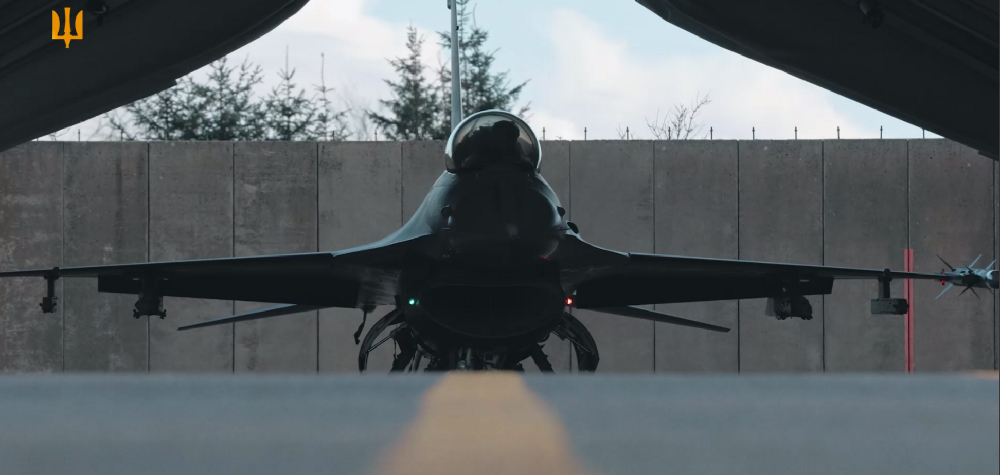 Воздушные силы ВСУ показали долгожданный истребитель F-16 с украинской символикой: видео