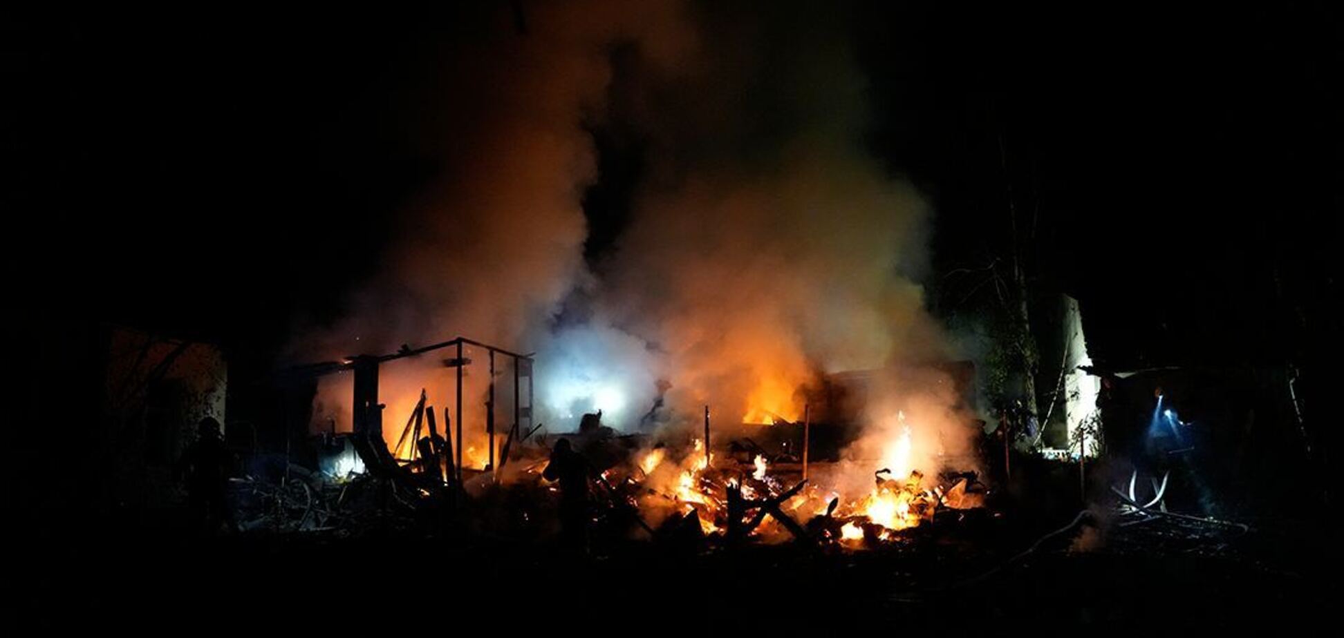 У Харкові ворожий БПЛА влучив у приватний сектор: загорілися будинки. Фото