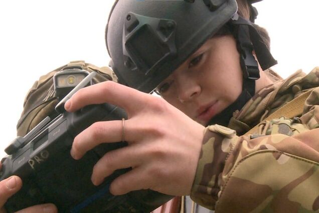 У 18 років обійшла 15 військкоматів: у мережі розповіли вражаючу історію операторки дронів із Харкова