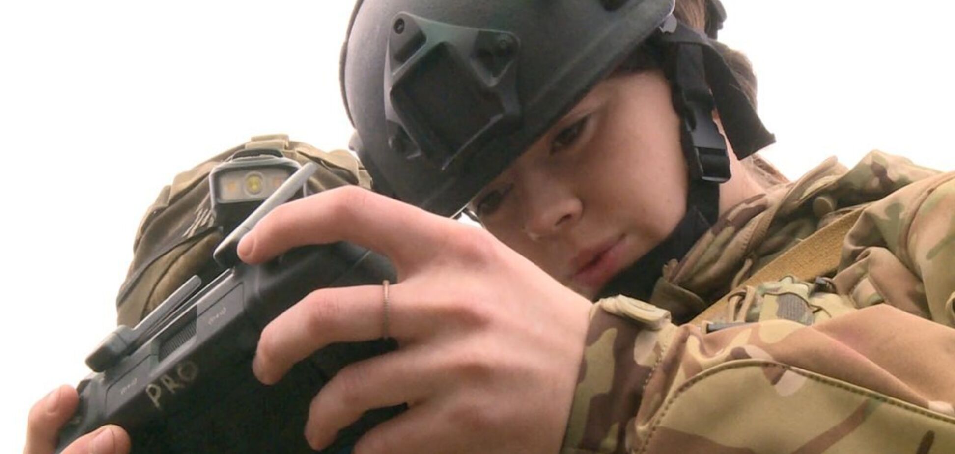 У 18 років обійшла 15 військкоматів: у мережі розповіли вражаючу історію операторки дронів із Харкова