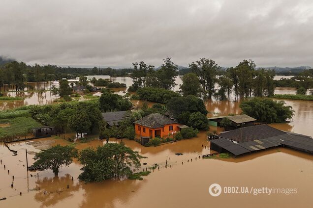 В Бразилии ливни унесли жизни более полусотни человек, почти 70 тысяч вынуждены эвакуироваться. Видео