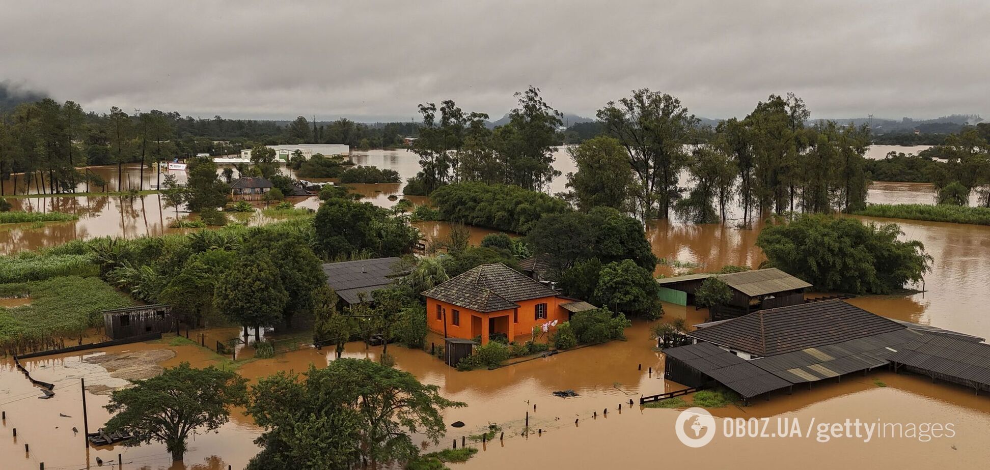 У Бразилії інтенсивні дощі забрали життя понад півсотні людей, майже 70 тисяч змушені евакуюватися. Відео