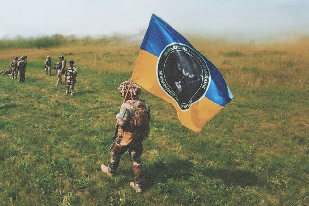 'Украинцем не всегда можно родиться': воин Международного легиона с пасхальной корзинкой и вышитым полотенцем поразил сеть. Фото