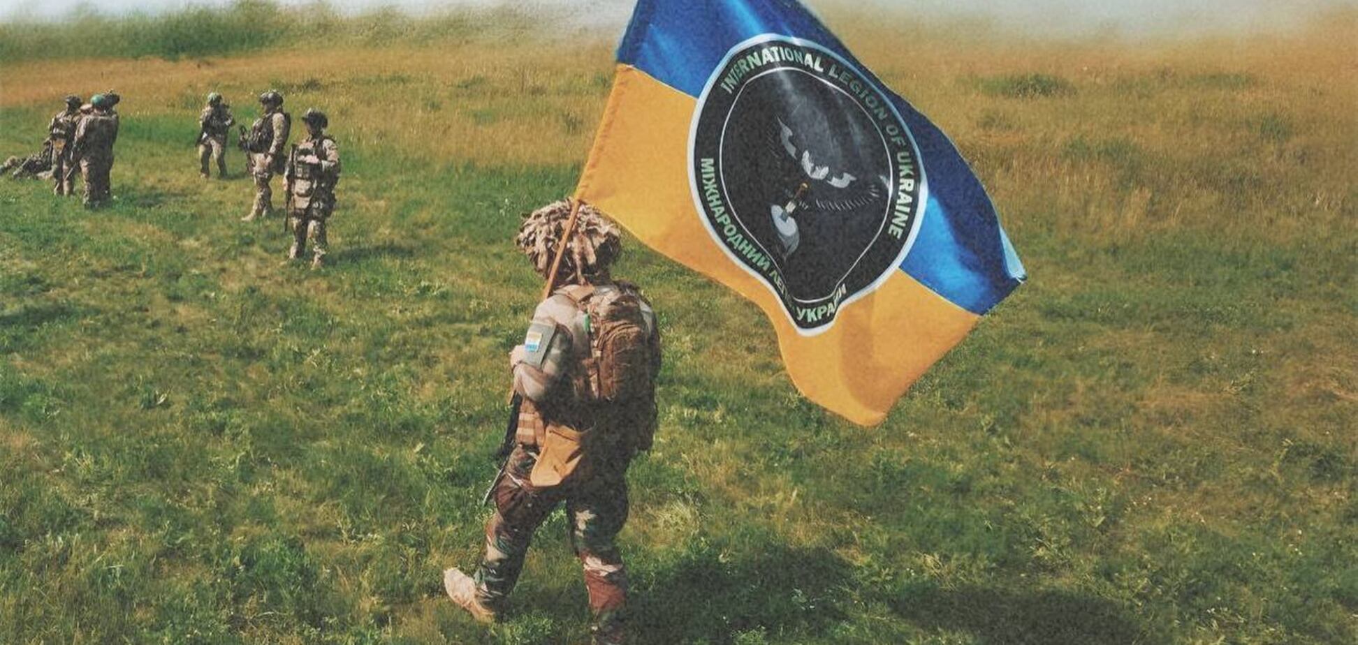 'Украинцем не всегда можно родиться': воин Международного легиона с пасхальной корзинкой и вышитым полотенцем поразил сеть. Фото
