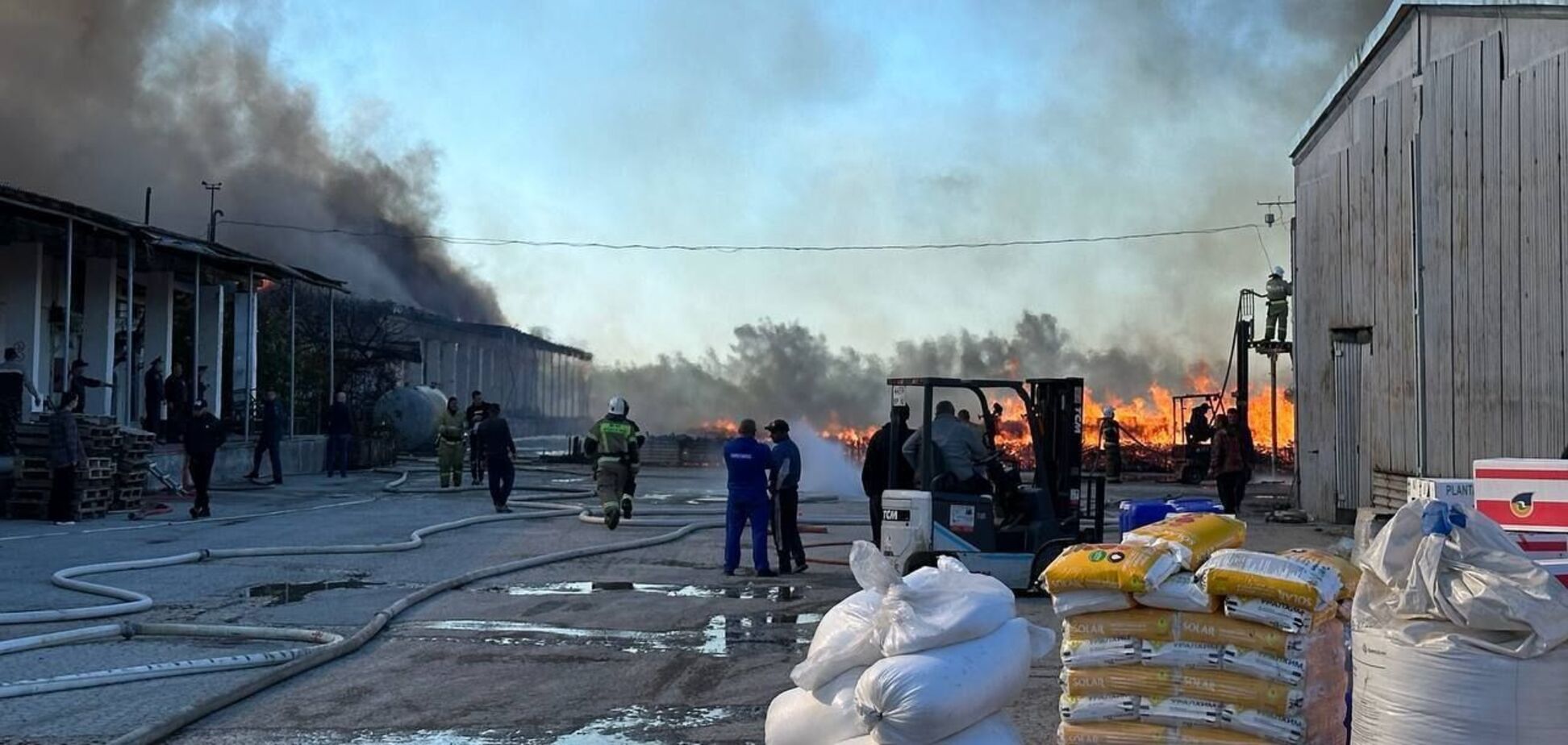 В оккупированном Крыму вспыхнул склад: площадь пожара составила 1 800 кв метров. Видео