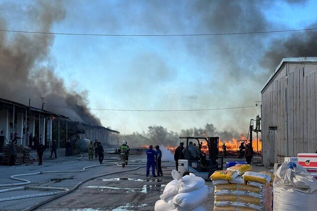 В оккупированном Крыму вспыхнул склад: площадь пожара составила 1 800 кв метров. Видео