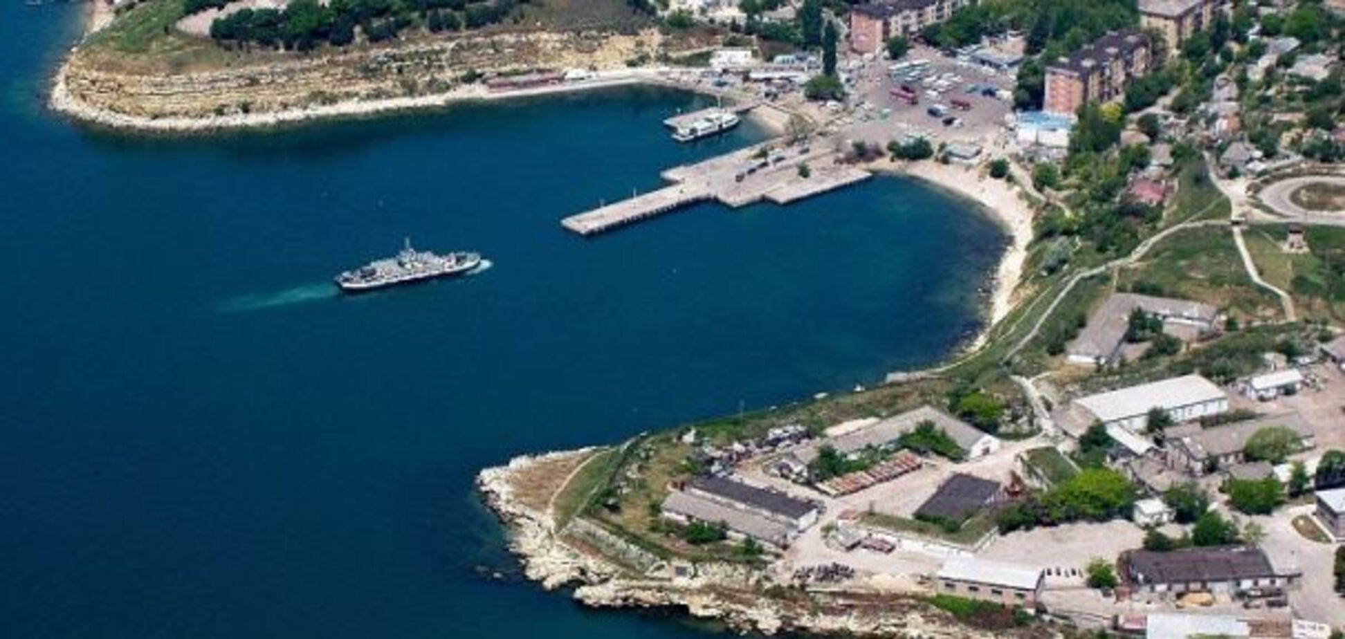 Оккупанты устанавливают дополнительные баржи на входе в Севастопольскую бухту: что происходит. Фото