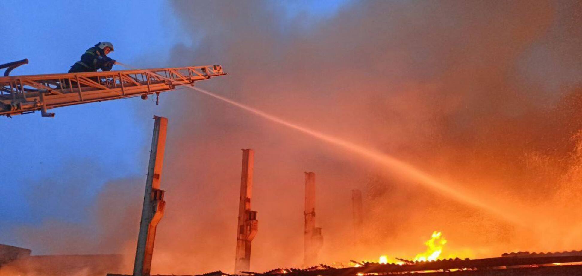 В русском Смоленске раздались взрывы и загорелся кирпичный завод. Фото и видео