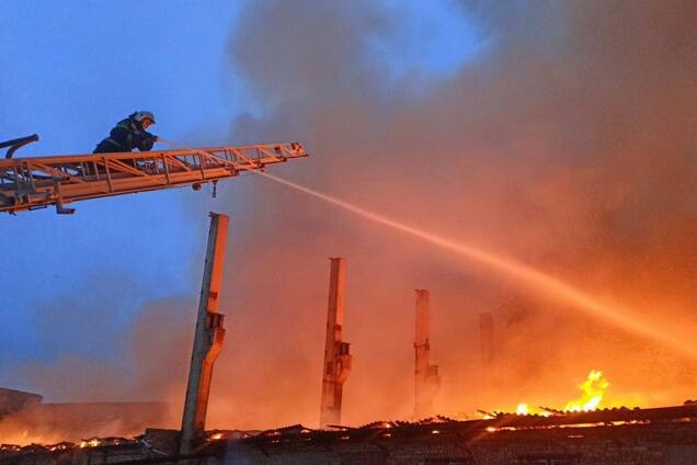 В российском Смоленске раздались взрывы и загорелся кирпичный завод. Фото и видео