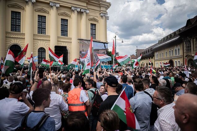 В Угорщині відбувся черговий протест проти партії Орбана: зібралося близько 10 тисяч людей. Фото