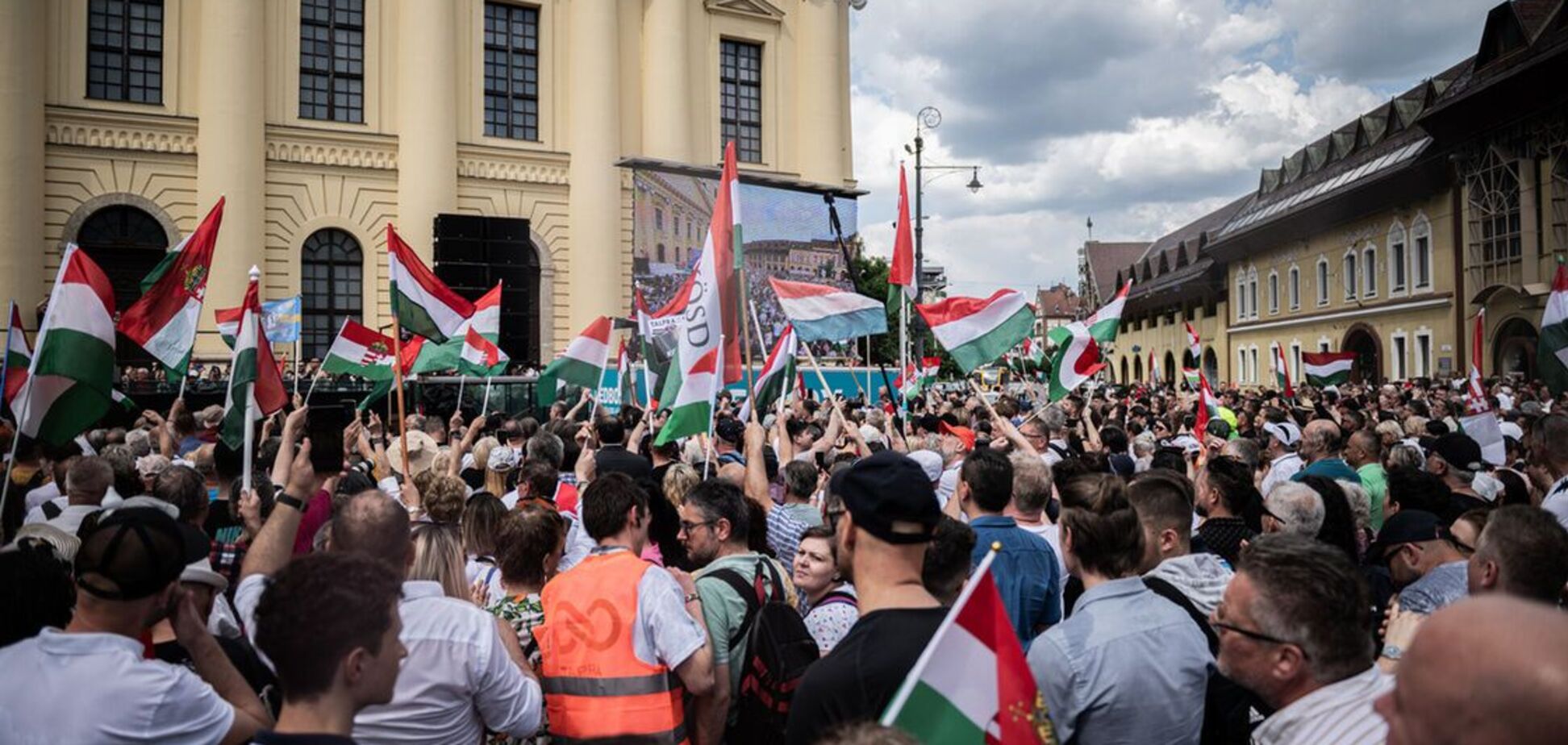 В Угорщині відбувся черговий протест проти партії Орбана: зібралося близько 10 тисяч людей