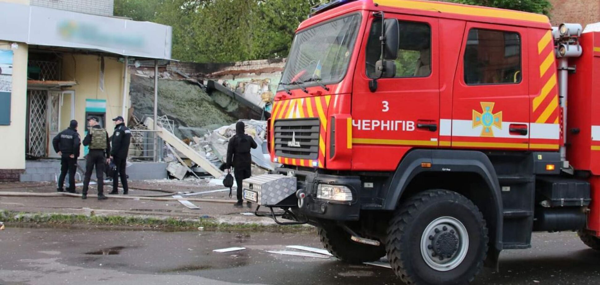 У Чернігові в приміщенні банку стався вибух, спалахнула пожежа: на місці працювали поліція і рятувальники. Фото 