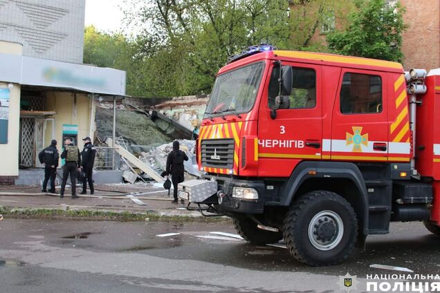 В Чернигове в помещении банка произошел взрыв, разгорелся пожар: на месте работает полиция и спасатели. Фото