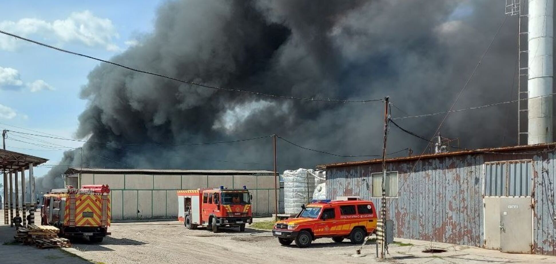 У Кропивницькому сталася потужна пожежа на підприємстві з виробництва лакофарбової продукції: є загиблий. Фото і відео