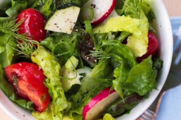 Легкий весняний салат зі свіжих овочів та зелені: чим заправити 