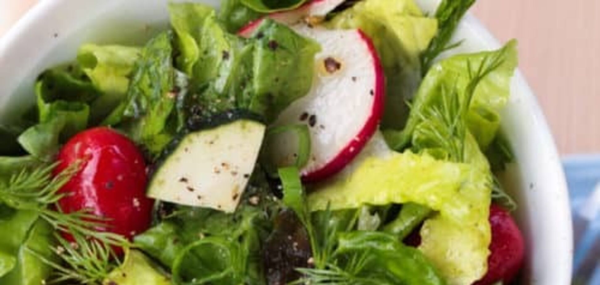 Легкий весняний салат зі свіжих овочів та зелені: чим заправити 