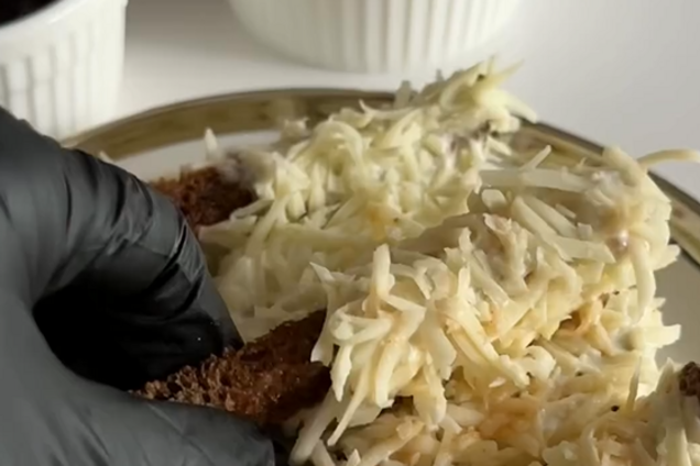 Хрусткі хлібні грінки в сметані та сирі: як приготувати елементарну закуску за 15 хвилин