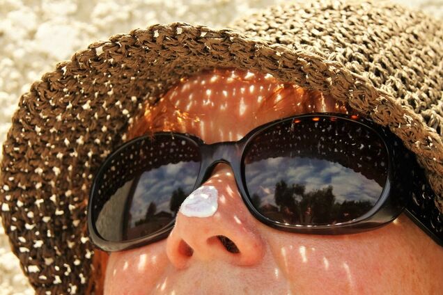 Солнцезащитный крем для пляжа? Следует ли им пользоваться в помещении