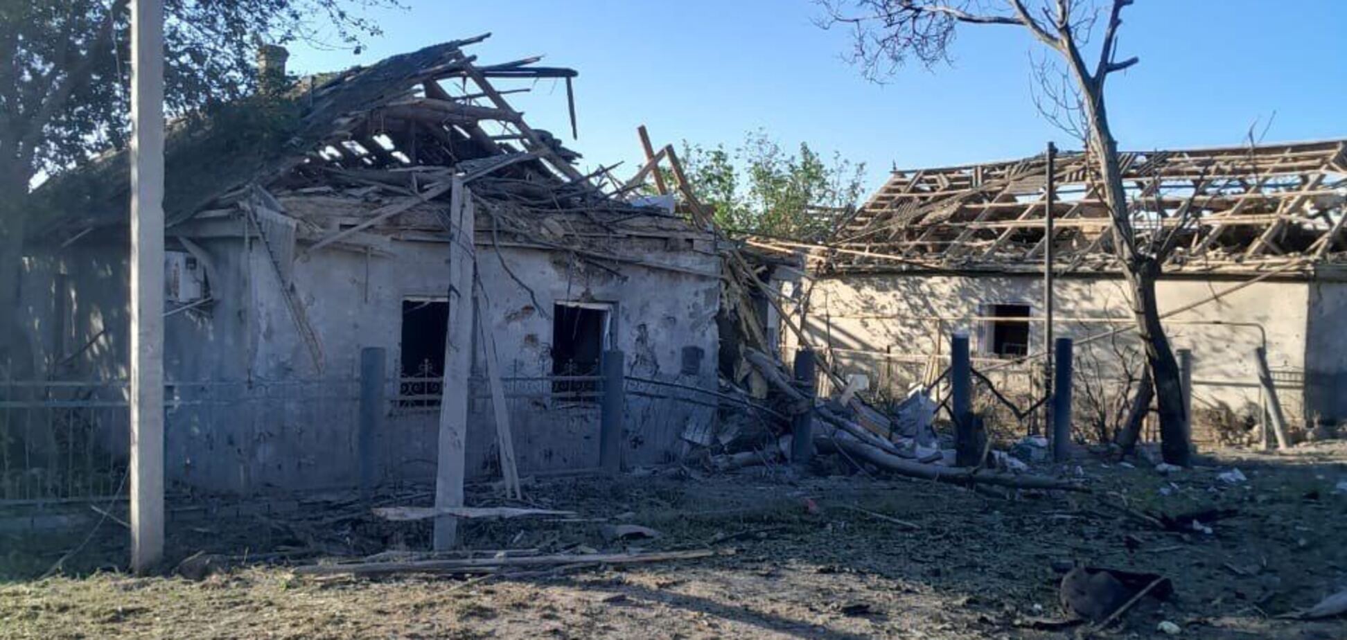 Оккупанты ударили по Белозерке на Херсонщине: повреждены дома, есть пострадавшая. Фото
